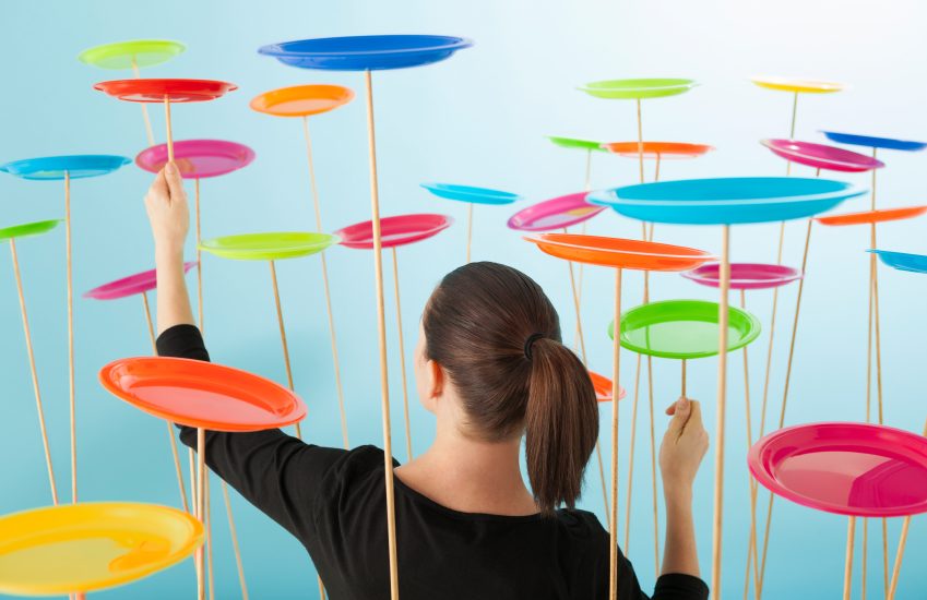 Mulher equilibrando pratos para ilustraras competências de um gestor de projetos